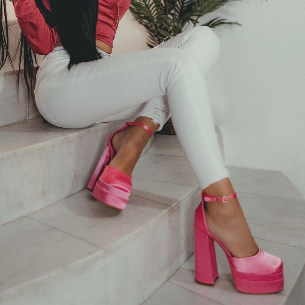 Size- 7.5 🖤🎥𝑽𝒆𝒓𝒔𝒂𝒄𝒆'𝒔 𝑫𝒐𝒍𝒍 𝑺𝒂𝒕𝒊𝒏 𝑷𝒍𝒂𝒕𝒇𝒐𝒓𝒎 - 𝑷𝑰𝑵𝑲
